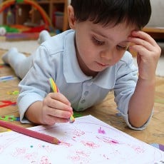 Enfant qui dessine