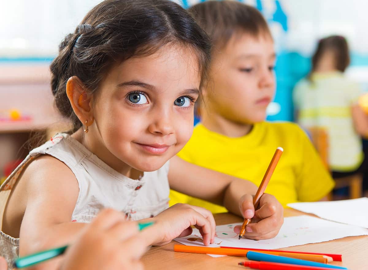 Enfants heureux à l'école