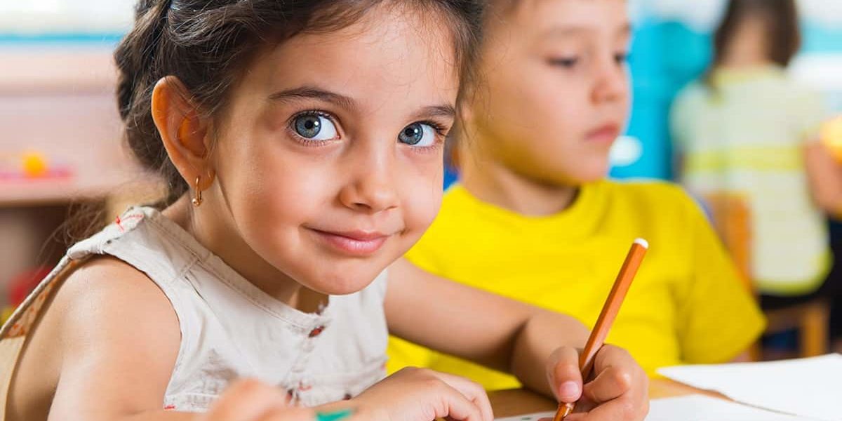 Enfants heureux à l'école