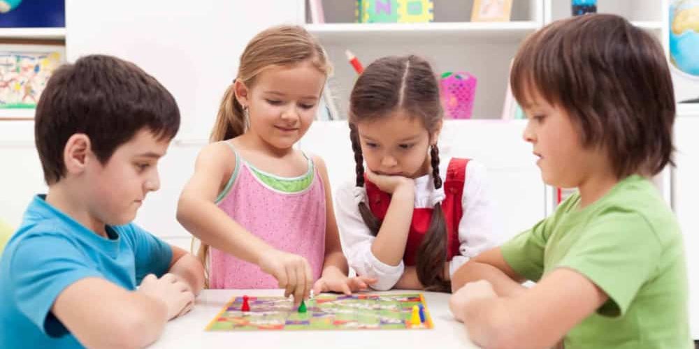 Enfants précoces qui jouent