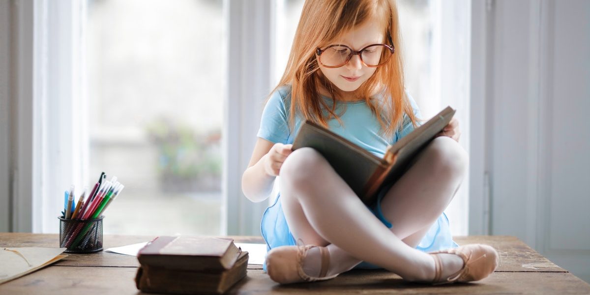 fille-qui-lit-un-livre